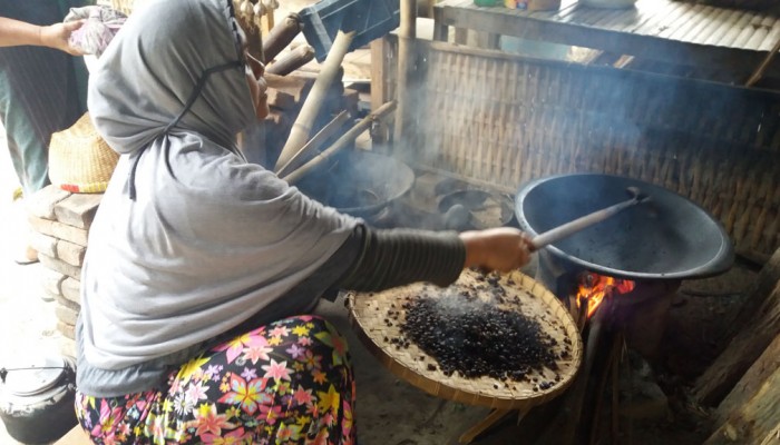 Lombok traditional coffee making