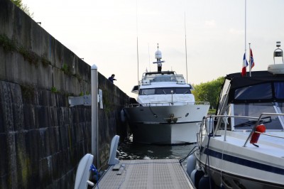 Un Yacht immense un peu bizarre, à Honfleur