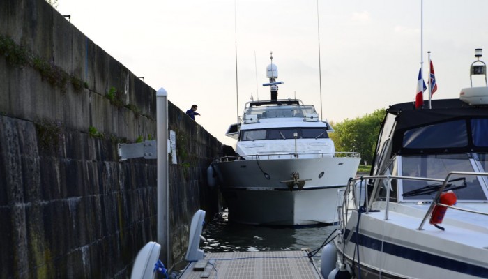 Un Yacht immense un peu bizarre, à Honfleur