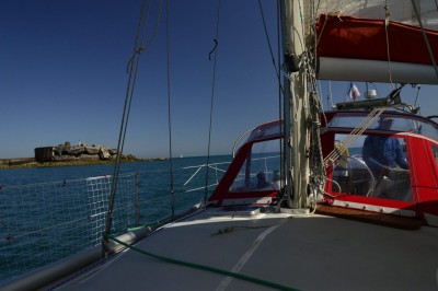 Entrée à la voile dans la grande rade de Cherbourg