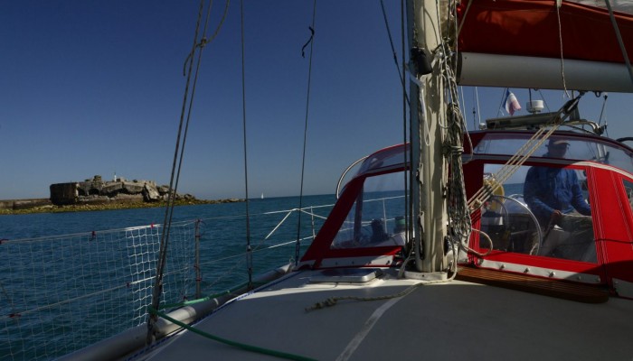 Entrée à la voile dans la grande rade de Cherbourg